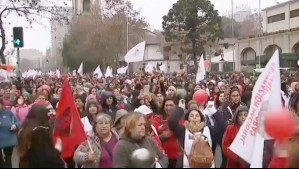 'Necesitamos nuestro dinero': Manipuladoras de alimentos marchan por la Alameda exigiendo pago de finiquitos