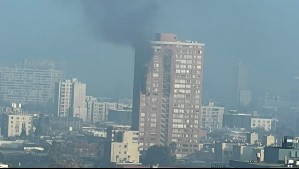 Incendio se registra en el piso 15 de un edificio residencial en el centro de Santiago