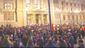 Cientos de personas protestan fuera de los tribunales de justicia y exigen la renuncia del senador Macaya