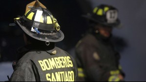 Bomberos trabaja en incendio vehicular en estacionamiento subterráneo de Clínica Las Condes