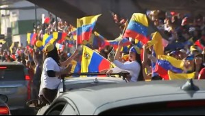 Video registra a cientos de venezolanos festejando en calles de Santiago previo al cierre de las mesas de votación