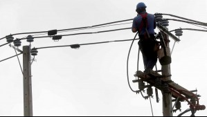 Cortes de luz en Santiago: Estas son las comunas sin electricidad por el sistema frontal