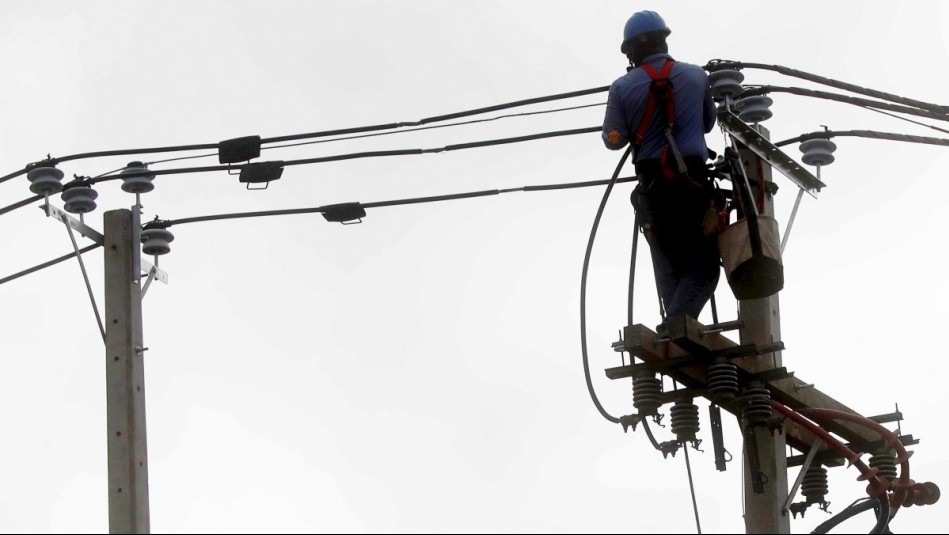 Cortes de luz en Santiago: Estas son las comunas sin electricidad por el sistema frontal