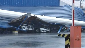 Fuerte viento provoca caída de torre telefónica sobre varios vehículos en Talcahuano