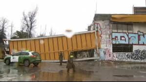 Estructura de gran tonelaje cae en plena calle tras desprenderse desde empresa abandonada en Quinta Normal