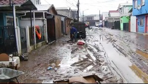 Barro alcanzó casas en Curanilahue tras desborde del río: Vecino reclama que no han recibido ayuda