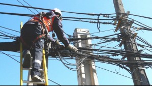 Cortes de luz: Sernac oficia a siete compañías eléctricas por interrupción del servicio tras lluvias