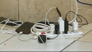 Llevaron alargadores y 'zapatillas': Ciudadanos cargan celulares en malls y estaciones de Metro debido a cortes de luz