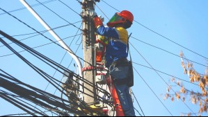 Casi 200 mil clientes siguen sin luz en Santiago: Estas son las comunas más afectadas en la RM