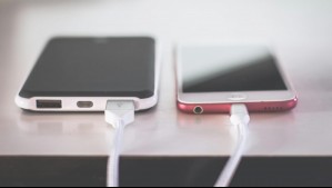 Denuncian que locales de Peñalolén cobran $1.000 por cargar 15% de la batería del celular