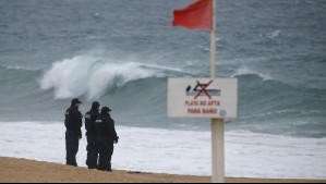 Búsqueda de niña arrastrada por las olas en Viña del Mar continúa sin resultados: El mal tiempo complica los operativos