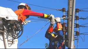 Más de 100 mil clientes continúan sin luz en la RM: Revisa las comunas sin suministro eléctrico