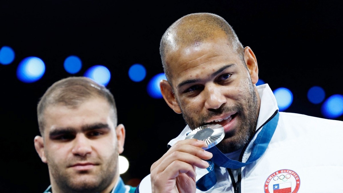 Yasmani Acosta con su medalla de plata en París 2024.