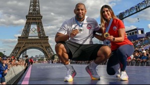 'La foto de la década': Francisca Crovetto y Yasmani Acosta lucen sus medallas olímpicas a los pies de la Torre Eiffel