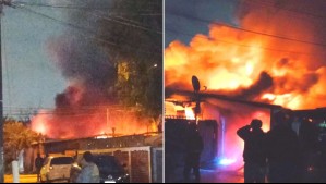 Tres casas destruidas y 20 damnificados deja gran incendio en Conchalí: Vecinos culpan a los cortes de luz