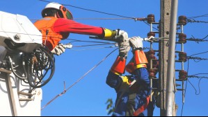 Más de 60 mil clientes siguen sin luz en la RM a una semana del sistema frontal: Estas son las comunas sin suministro