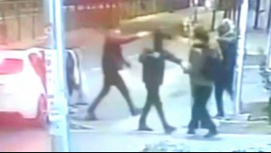 Video muestra violento 'abordazo' a tres jóvenes en Peñalolén: Los encañonaron para robarles sus pertenencias