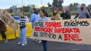 Vecinos de Pudahuel interrumpen la Ruta 68 con protesta por cortes de luz