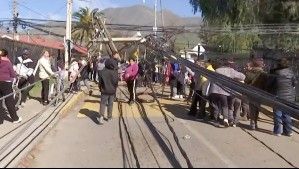 'Estamos abandonados': Video muestra poste de luz que lleva 9 días colgando en plena calle de Lampa