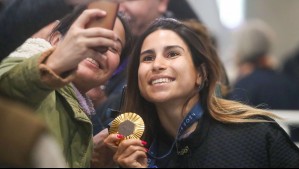 Francisca Crovetto volvió a Chile con su medalla de oro y recibió el cariño de los hinchas nacionales