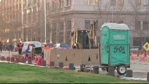 Rotura de matriz de agua en bandejón central de la Alameda causa cortes de tránsito en el centro de Santiago