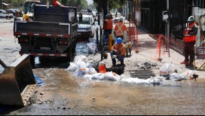 Aguas Andinas informa extensión de trabajos por fuga en la Alameda: Sigue corte de tránsito frente a La Moneda