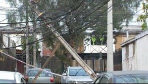 'Necesitamos que vengan a sacar esto': Vecinos acusan que llevan varios días con postes a punto de caer en Maipú