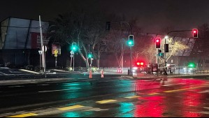 Fatal accidente en Las Condes: Un hombre fallece tras ser arrollado en un paso peatonal regulado por semáforo