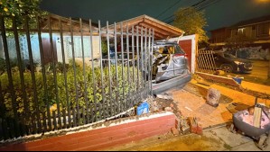 Vehículo terminó incrustado en una casa: Delincuentes chocaron tras robar un auto mediante encerrona en Maipú