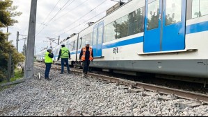 Tren de EFE descarriló en Quilpué: Pasajeros tuvieron que ser evacuados por bomberos