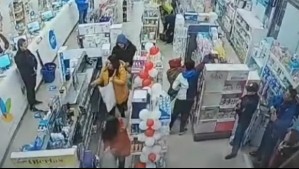 Turbazo en La Cisterna: Video muestra cómo ladrones entraron en masa a robar a una farmacia