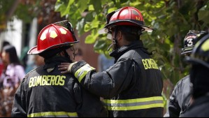 Dos personas fallecen durante voraz incendio en una vivienda en Conchalí