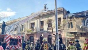 Incendio afectó antigua vivienda en pleno centro de Santiago: Se evacuó a cerca de 30 residentes