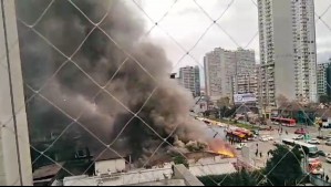 Gran incendio consumió locales comerciales en la Alameda