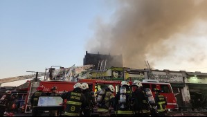 Incendio afectó a cinco locales en sector de La Vega en Recoleta