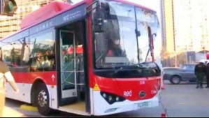 Al menos cinco lesionados deja violento choque entre bus Red y camión en Santiago