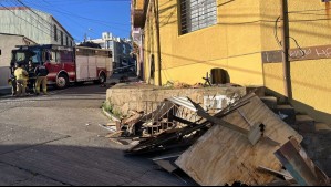 Derrumbe de vivienda en Valparaíso deja una persona fallecida: Cuerpo de la víctima permanece atrapado bajo escombros