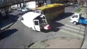 Video muestra violenta colisión en Chillán: Pasajero sale eyectado tras choque entre un bus y un furgón