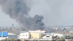 Incendio afectó a bodega de repuestos de autos en La Cisterna