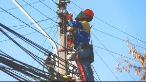 Corte masivo de luz afecta a tres comunas de la RM: Reportan a más de 40 mil clientes sin energía