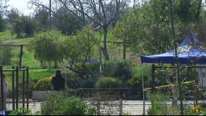 Hallan cuerpo en la entrada del Parque Quebrada de Macul: Presentaría lesiones atribuibles a terceras personas