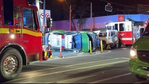 Patrulla de Carabineros vuelca tras chocar con auto durante procedimiento: Conductor manejaba en estado de ebriedad