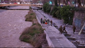 Encuentran cuerpo de hombre flotando en el cauce del río Mapocho