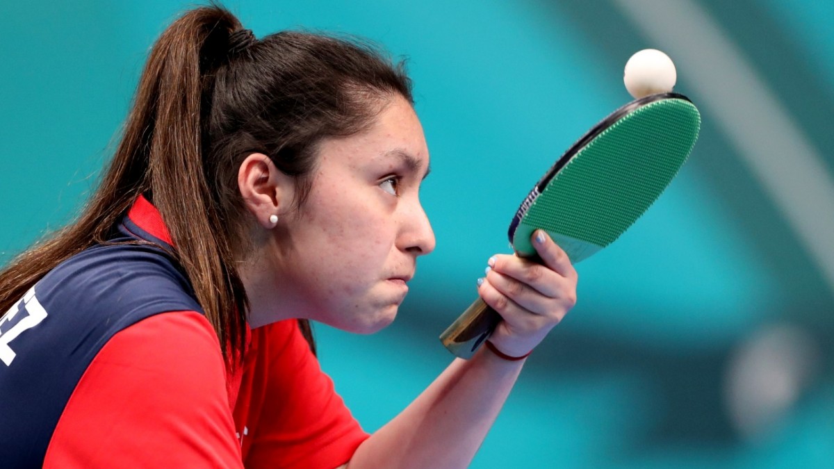 La tenismesista avanzó a semifinales y aseguró medalla.