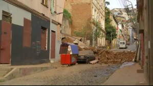 Casa se derrumba en el casco histórico de Valparaíso: 15 personas se encontraban en el interior del inmueble