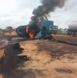 Un camión que transportaba combustible explotó en Nigeria tras chocar con otro vehículo que llevaba pasajeros y ganado, lo que dejó un saldo de 59 fallecidos que podrían seguir aumentando.