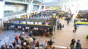 Trabajadores del aeropuerto de Santiago anuncian paro a días de Fiestas Patrias