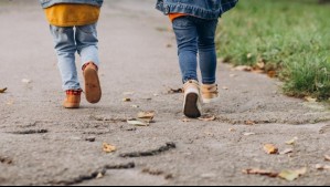 Encuentran a niños de 3 y 5 años solos durante la madrugada en un antejardín: Su madre estaba drogada