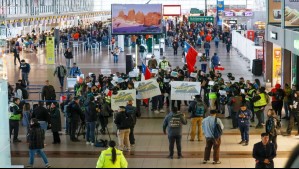 Con 728 mil pasajeros programados: Trabajadores de Aeropuerto de Santiago inician huelga a pocos días de Fiestas Patrias