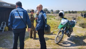 Encuentran cadáver en sitio eriazo en Cerrillos: Cuerpo de la víctima presenta impactos de bala y heridas cortopunzantes